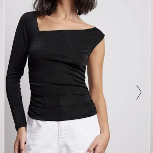 Topp från NAKD - Enaxlad topp i nyskick från NAKD i storlek S. Perfekt fest topp. Säljer då den är för stor för mig💕