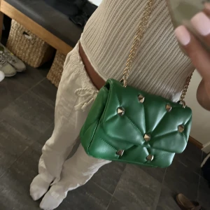 Väska från zara - Säljer denna väskan från zara då den inte kommer till användning. Aldrig använd! Köparen står för frakten🌸