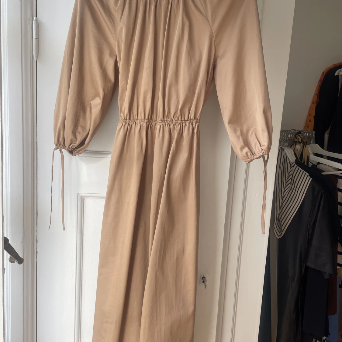 Other stories klänning med öppen rygg