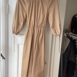 Other stories klänning med öppen rygg - Klänning Other stories aldrig anv. Storlek 34