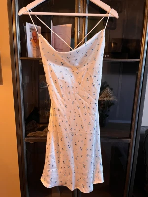 Söt sommarklänning  - Minidress från NA-KD , lite för kort på mej som är strax över 170 men verkligen så fin 🥹xs/s