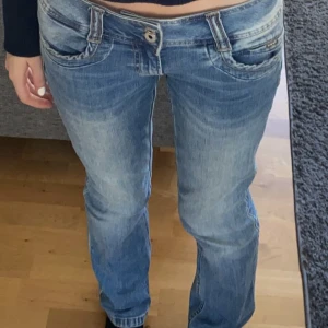 Låg midjade pepe jeans - Dom har en pytteliten fläck som inte syns på bild 3 men annars i väldigt bra skick!