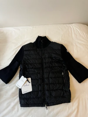 Moncler cardigain  - En moncler cardigain, grymt skick, 8-9/10, från mythresa, 100% äkta såklart, kom privat för mer frågor eller bilder
