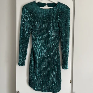 Paljettklänning  - Paljettklänning som är använd 1 gång. Så snygg och bekväm.  Passar XS-S 