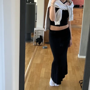 Kjol - Säljer denna superfina långkjol från GinaTricot! Sista bilden är samma modell fast en annan färg (bara med för att förtydliga modellen)💓💓Storlek M! Säljer för 240 +frakt!!