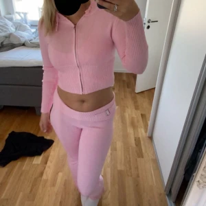 Rosa  - Säljer detta sett för att det ej kommer till användning, använt 1 - 2 gånger. Köpt för 800. Storlek L men passar M