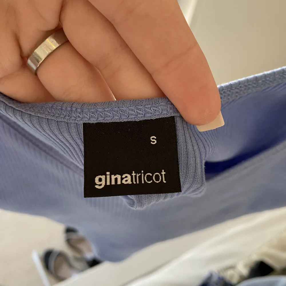 Blå topp från Gina Tricot. Aldrig använt och inga defekter. Toppar.