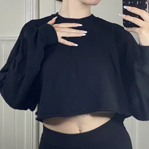 Cropped sweatshirt - Cropped sweatshirt från bershka i storlek m. Använd men fortfarande i bra skick. Säljer för 150 kr plus frakt. 💖