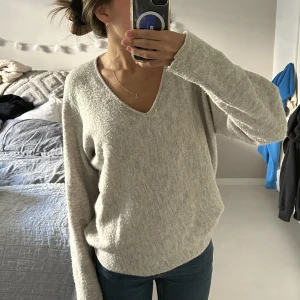 Stickad tröja - Stickad tröja med v-ringning, vet tyvärr inte vart den kommer ifrån🙏🏻