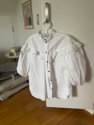 GANNI vit blus - Perfekt skick! Strl 38. Skriv för prisförslag!