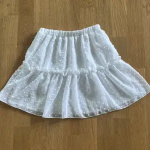 Jätte söt kjol från SHEIN💕inte använd alls många gånger💕 storleken är 130 men är väldigt stretchig💕