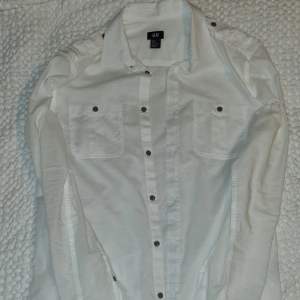 Skjorta vit med svarta knappar storlek medium köpt på H&M. Använd 2 gånger, djur o rökfritt  och såklart fläckfritt.   Säljes p.ga för liten för mig.