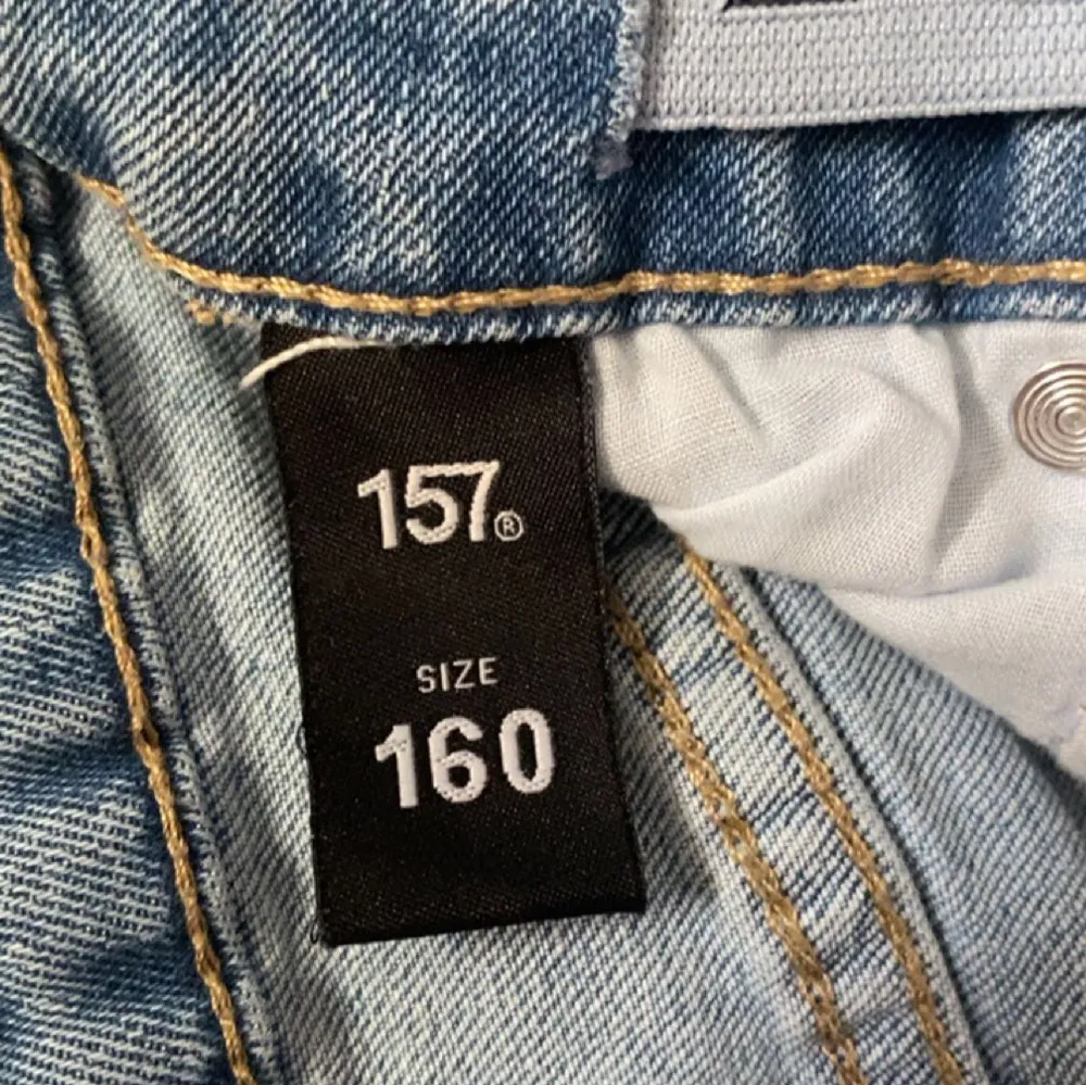 Blåa jeans shorts från lager 157 i storlek 160 men går o justera i midjan😊🤩(använda 1-2 gånger). Shorts.