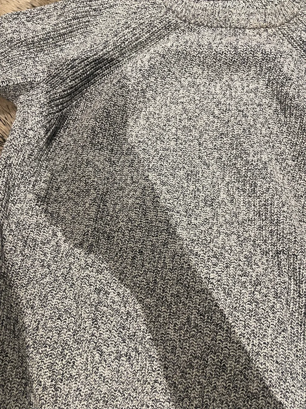Säljer denna sköna tröjan då jag inte använder den längre. Väldigt skön och bra skick storlek S/M skulle jag säga då storleken ej står i tröjan. Kom privat för fler bilder . Stickat.