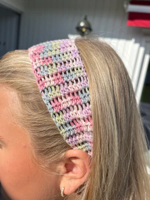 Hårband - Virkat hårband i sötaste sommargarnet❤️🌸kolla min profil för fler färger o mönster! Erbjuder gratis frakt i kuvert (kontakta mig🌸)