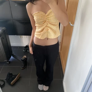 Festtopp  - Skitnsygg topp ifrån shein storlek xs och nyskick! Jättefin till fester med!