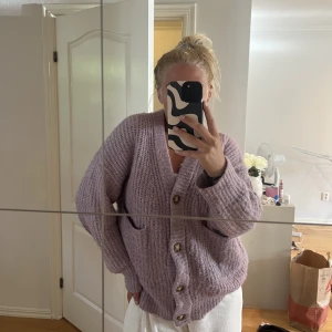 Stickad kofta  - Lila stickad kofta 