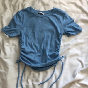 Zara t-shirt  - Zara t-shirt I färgen blå. 