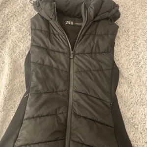 Zara väst - Säljer min zara väst eftersom jag inte använder den längre. Köpt för 400 och säljer för 250.