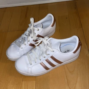 Adidas Skor - Adidas sneakers som har bara varit använda en enda gång i några timmar och de var för stora. De är i storlek 36-37 och köpta för 1299kr och säljer för 400kr, kan diskutera pris🌸Deras adidas paket medföljer och kan även rengöra de innan jag skickar