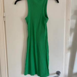 Fin och knappt använd kort klänning från bik bok. Köptes förra året (2022) och har knappt använd den. Säljes för att den inte används längre