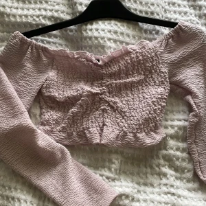 off shoulder topp - off shoulder topp från bikbok, aldrig använd scrunch material typ💕