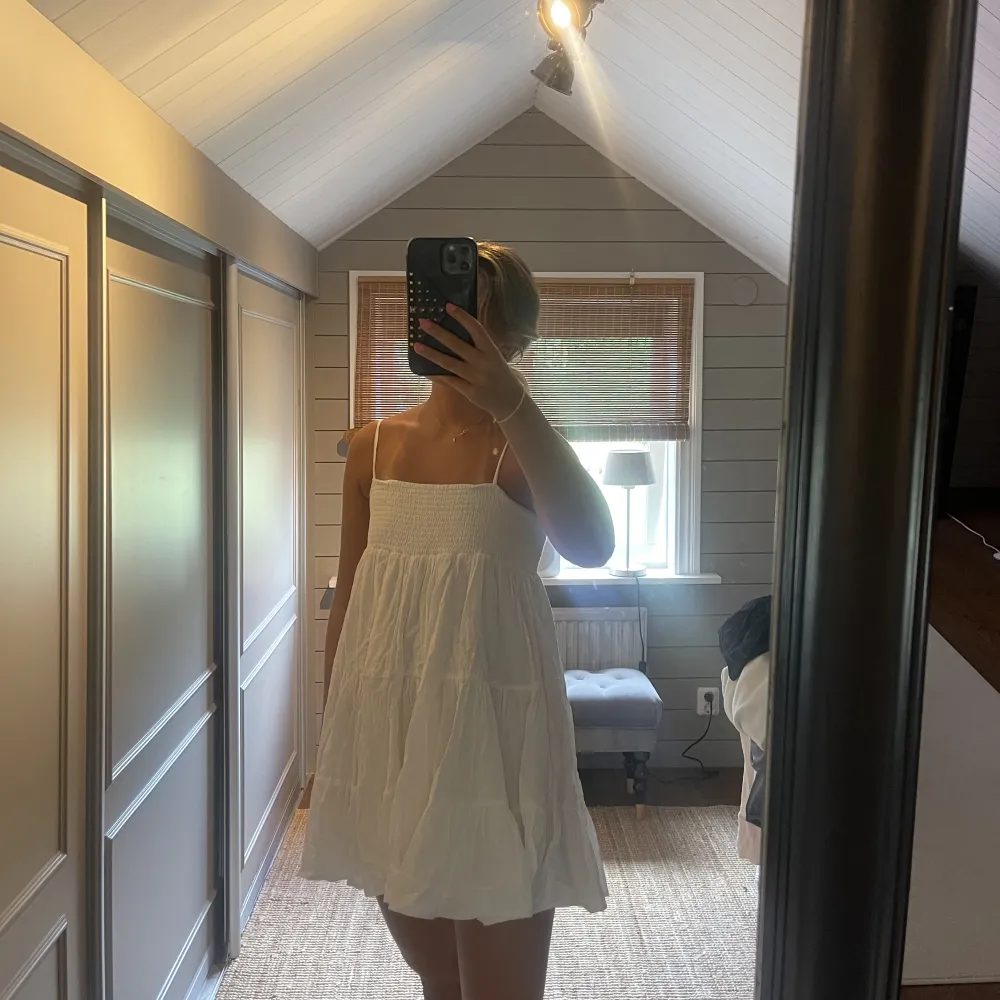 Jättesöt klänning från zara som jag köpte förra sommaren💕använd några få gånger så nästan som ny. Jag är 163 och har strl S . Mekot.