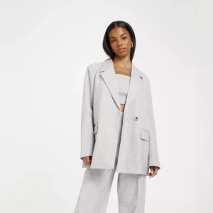 Nelly Blazer - Säljer en oanvända blazer från Nelly i strl. 34 pågrund av för stor för mig, använder oftast strl. 32. Orginalpåse och prislapp finns kvar. Org. pris 630kr. Använd gärna köp nu🦋