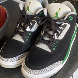 Air Jordan 3 Pine Green - Jordan 3or i storlek 43, dom är knappt använda och är väldigt bekväma. 