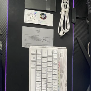 Razer huntsman mini tangentbord  - En jättefin tangentbord i nyskick kartong och tillbehör följer med använd en kort period.