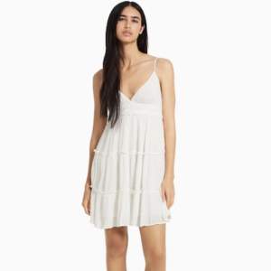 Säljer denna vita klänningen från Bershka🤍 den är endast testad därav i nyskick💕 nypris 300kr men säljer för 180kr🥰