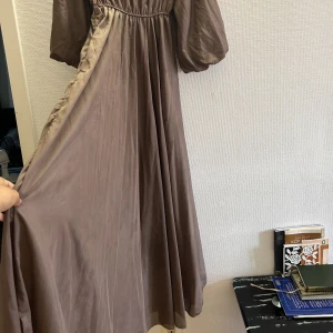 Brown maxi Dress  - En lång brun klänning som  jag bara har haft på mig ett par gånger . 