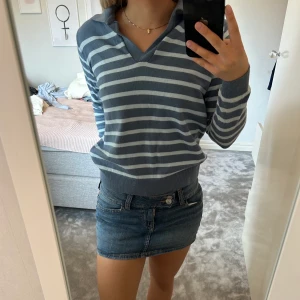 Trendyol stickad - Superskön stickad tröja med v-ringning från Trendyol, knappt använd så i väldigt bra skick😊 storlek s men sitter mer som xs enligt mig⭐️