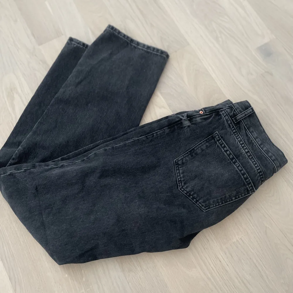 Super snygga lågmidjsde jeans ifrån Gina! Jag är ca 172 och dem är tillräckligt långa för mig 💗💗 skriv privat för fler egna bilder. Nypris 500 kr. Jeans & Byxor.