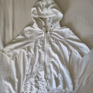 2000s kofta - Sötaste koftan med korta ärmar från 2000-talet! Från h&m's gamla märke L.O.G.G. Skriv vid frågor⭐️