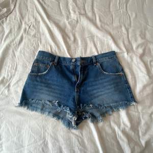 Jättesnygga BDG shorts köpta på urban outfitters! Använda fåtal gånger🌺 Storlek W28 (motsvarar M typ), brukar ha W26 ungefär och dessa passar helt okej bra om man vill att de ska sitta lite baggy💕 väldigt snygga och framförallt sköna!