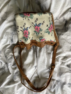 Söt väska  - En söt väska jag köpte utomlands på Ale-hop när jag var mindre. Bra använd men fortfarande bra skick. Kan användas som t.ex Strandväska. Pris kan diskuteras 