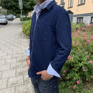 Overshirt - Weekday. Overshirt, marinblå, storlek S, skick 9/10, säljer eftersom jag inte använder den längre.