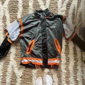 Vintage adidas jacka - Otroligt cool jacka från Adidas. 