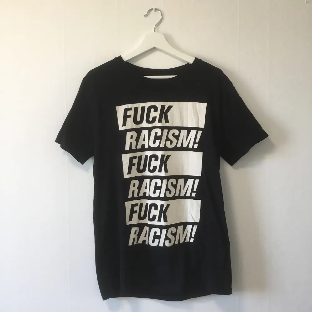 T-shirt store kända ”fuck rascism” t-shirt.   Nyskick.. T-shirts.