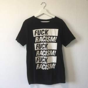 T-shirt store kända ”fuck rascism” t-shirt.   Nyskick.