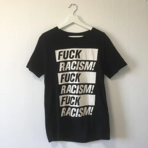 T-shorts store, fuck rascism t-shirt svart, storlek medium  - T-shirt store kända ”fuck rascism” t-shirt.   Nyskick.