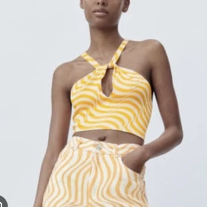 Festtopp - Festtopp från Zara, endast testad! Den knyts i ryggen. Storlek M. Pris 40kr 🍊