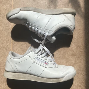 Reebok skor  - Säljer ett par Reebok skor då dom inte kommer till användning