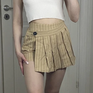 Skorts - Bruna skorts från bershka i storlek xs. Använda men fortfarande i bra skick. Säljer för 100 kr plus frakt. 💖