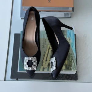 Klackar - Svarta pumps från Gina Tricot med vacker strass framtill. Aldrig använda, storlek 41 🖤