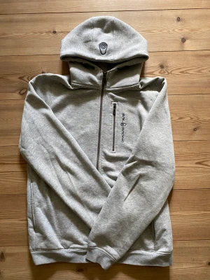 Sail racing zip hoodie - Hej, säljer en Sail racing zip hoodie i storlek 176cm. Är använd men i fint skick.