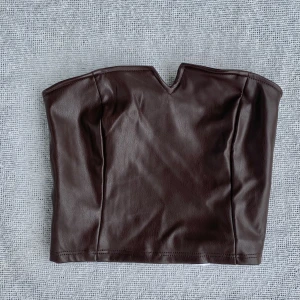 Tubtopp - Simpel brun topp men så cool. Använt en gång då den är för liten på mig nu. Är en S men sitter som en Xs.