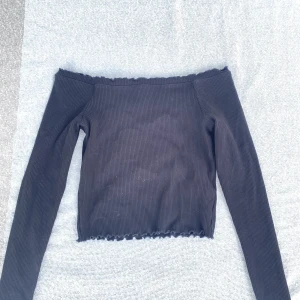 Topp - Jättesöt topp. Använt en gång. Storlek L men sitter som en S/M.