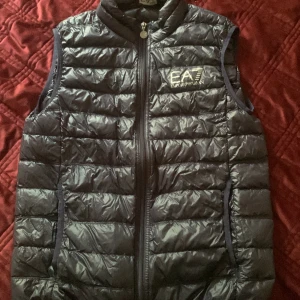 Ea7 väst - 1 månad gammal ea7 väst använt 2 gånger och kommer inte till användo längre pris kan diskuteras